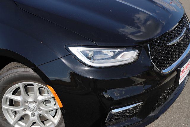 New 2026 Chrysler Pacifica Select image 2
