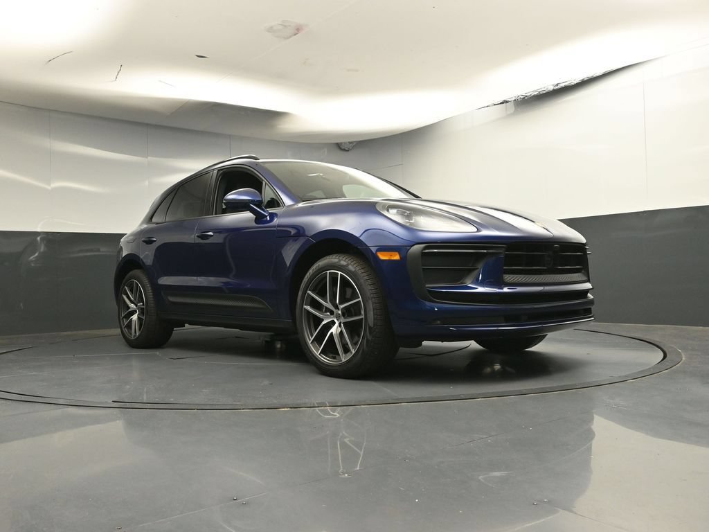 Used 2025 Porsche Macan AWD/4WD image 31