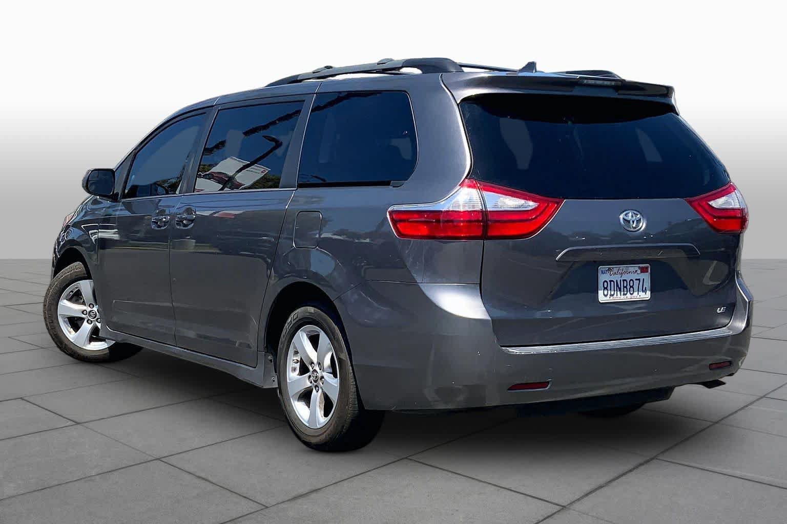 Used 2018 Toyota Sienna LE w/ Carpet Mat Package FWD image 11