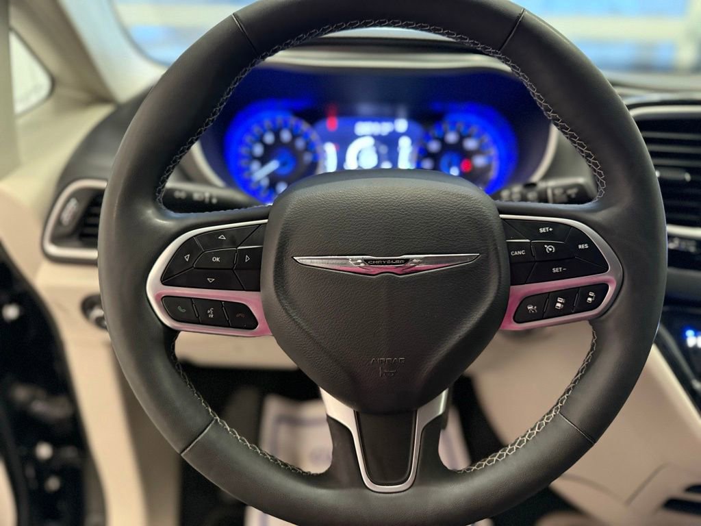 Used 2024 Chrysler Pacifica Touring-L image 22