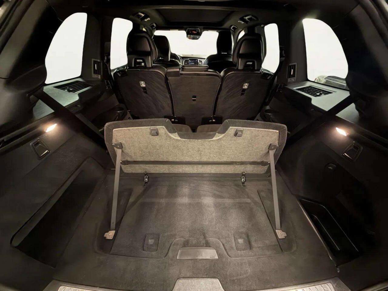 Used 2019 Volvo XC90 T6 R-Design w/ Protection Package Premier image 8