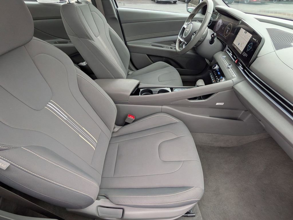 Used 2025 Hyundai Elantra SEL FWD image 25