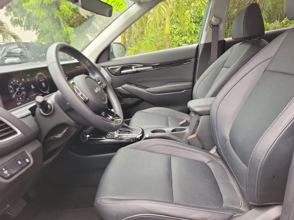 Certified 2024 Kia Seltos EX FWD image 2