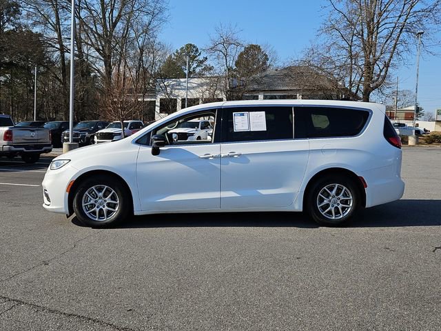 Used 2024 Chrysler Pacifica Touring-L image 4