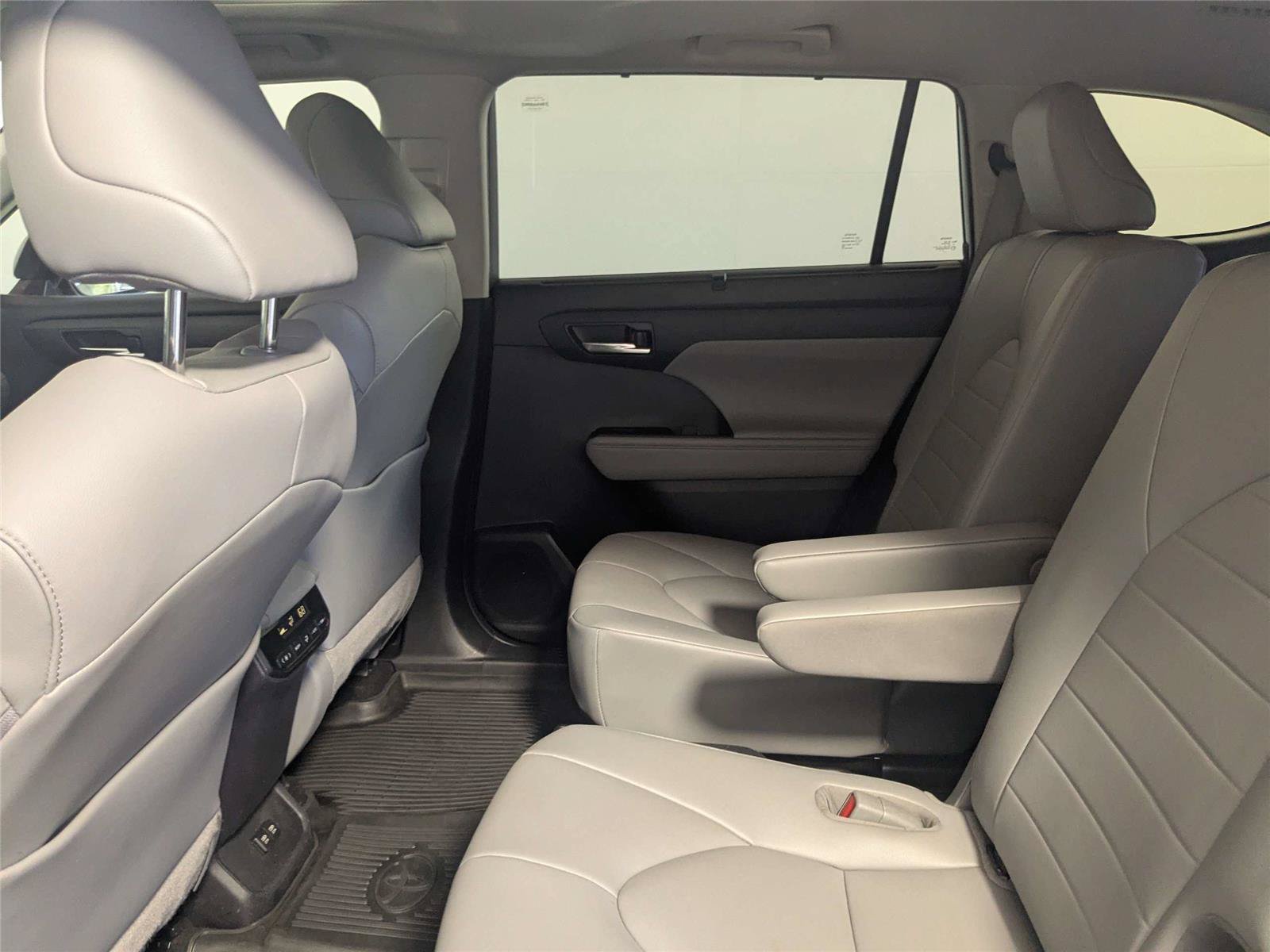 Certified 2020 Toyota Highlander XLE FWD image 37