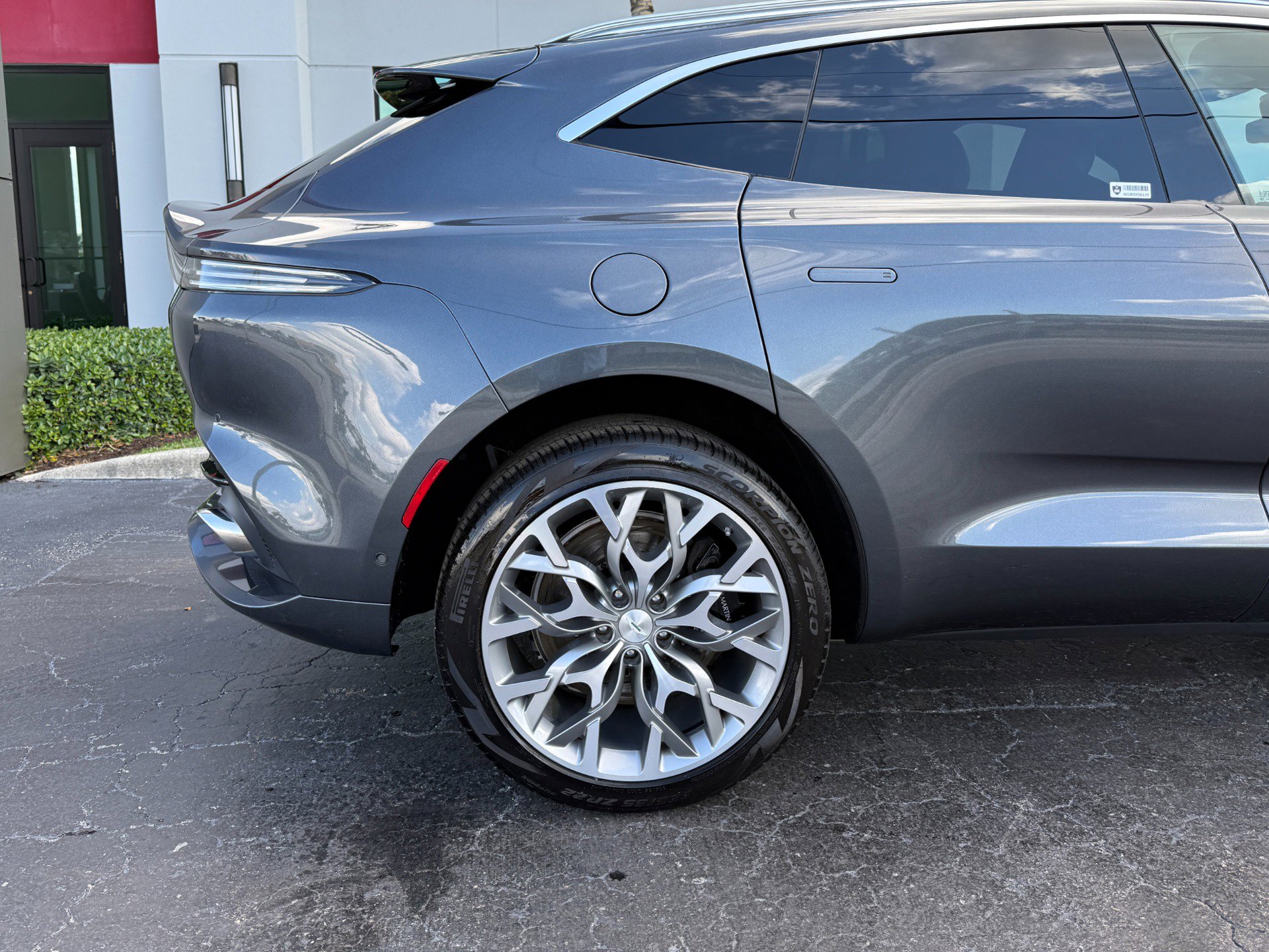 Used 2022 Aston Martin DBX AWD/4WD image 4
