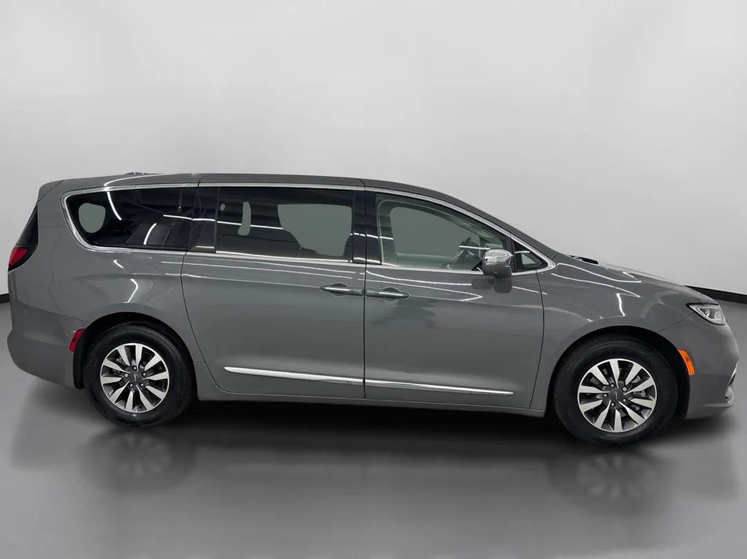 Used 2022 Chrysler Pacifica Limited w/ Uconnect Theater Family Group FWD image 11