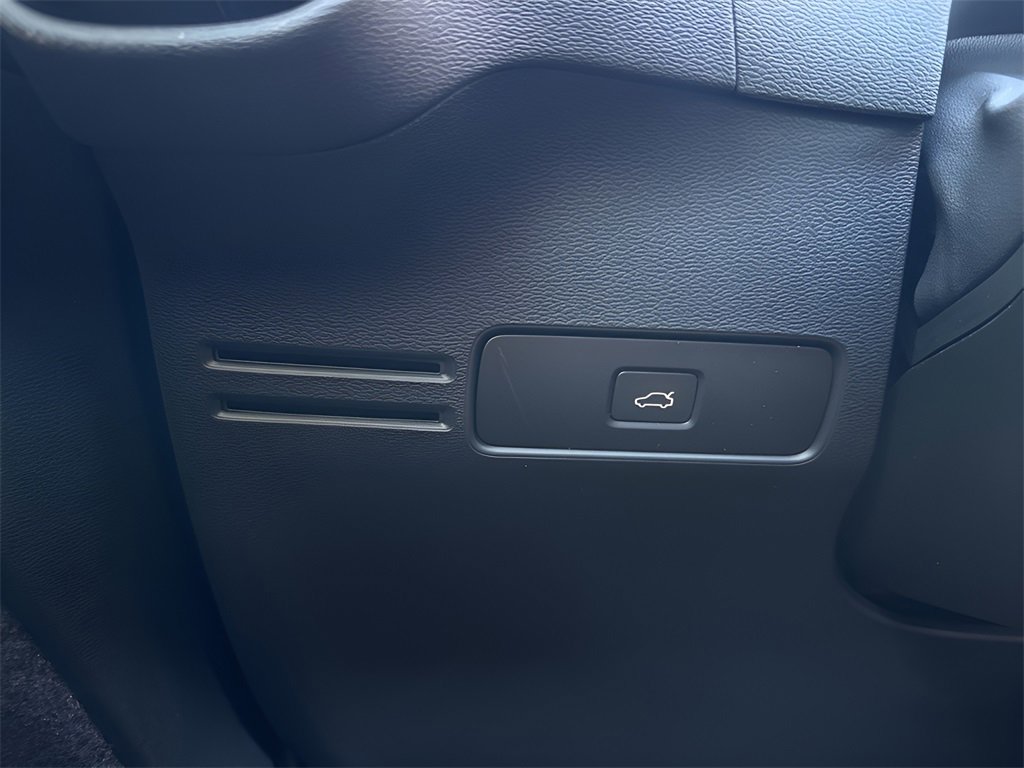 Used 2023 Volvo XC40 Recharge Plus image 21