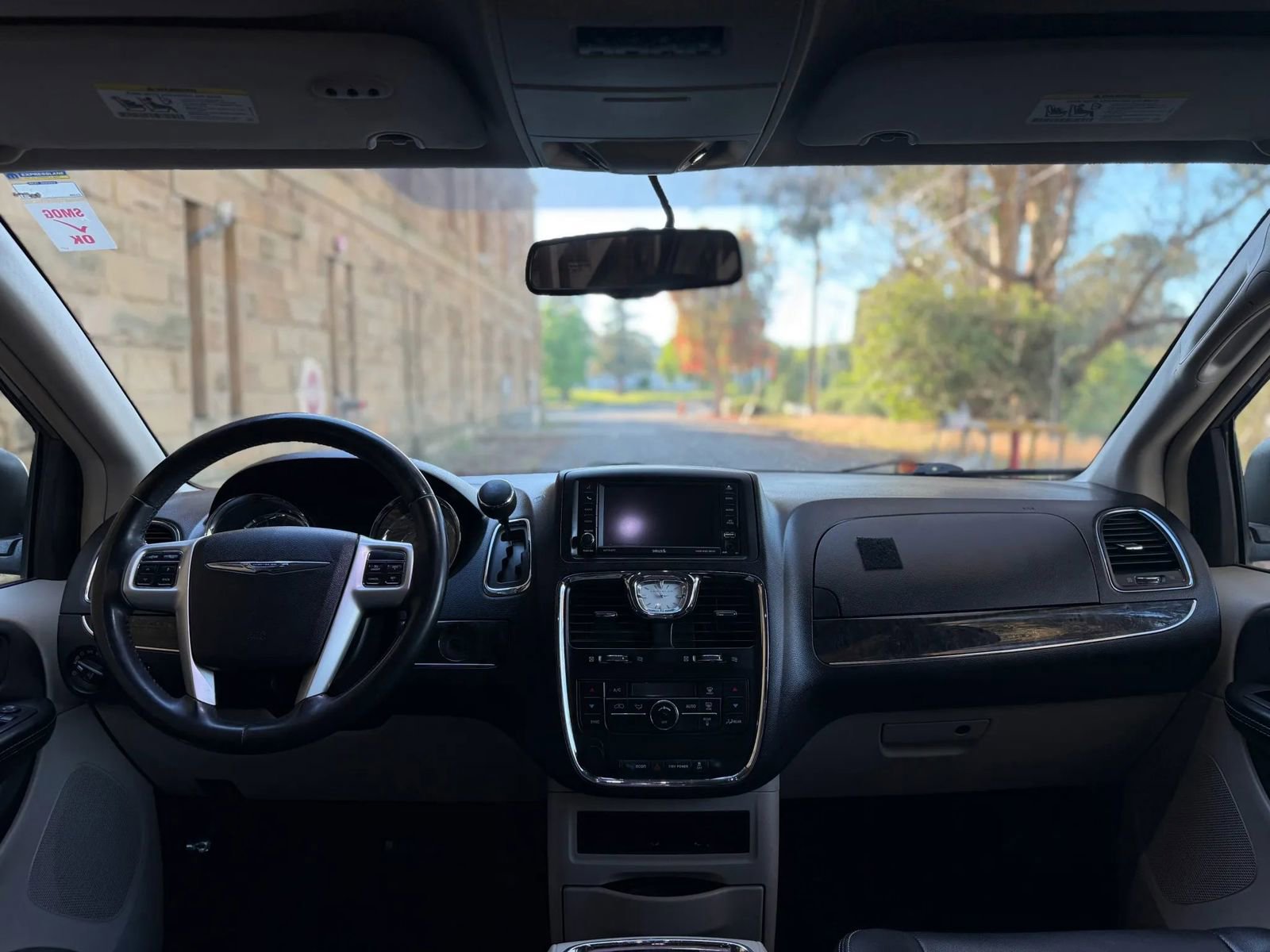 Used 2015 Chrysler Town & Country Touring FWD image 15