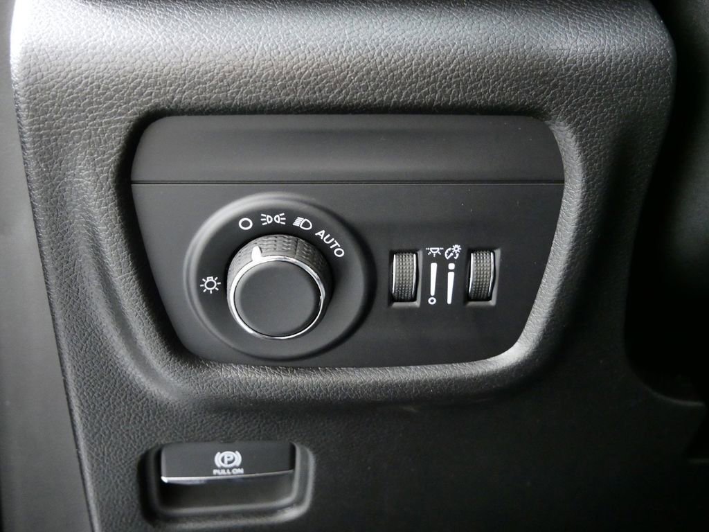 Certified 2024 Jeep Grand Cherokee Altitude image 38