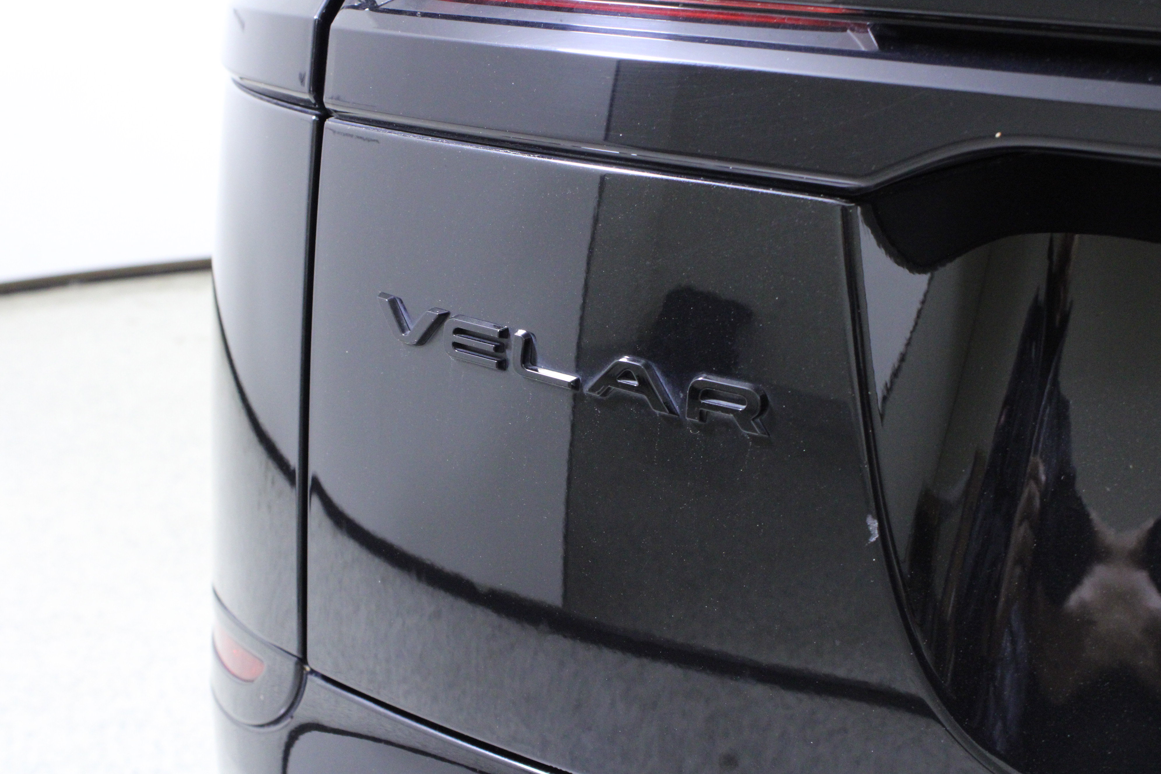 Used 2023 Land Rover Range Rover Velar R-Dynamic S image 9