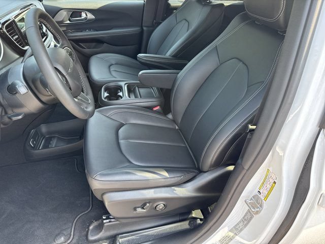 New 2027 Chrysler Pacifica Select FWD image 8