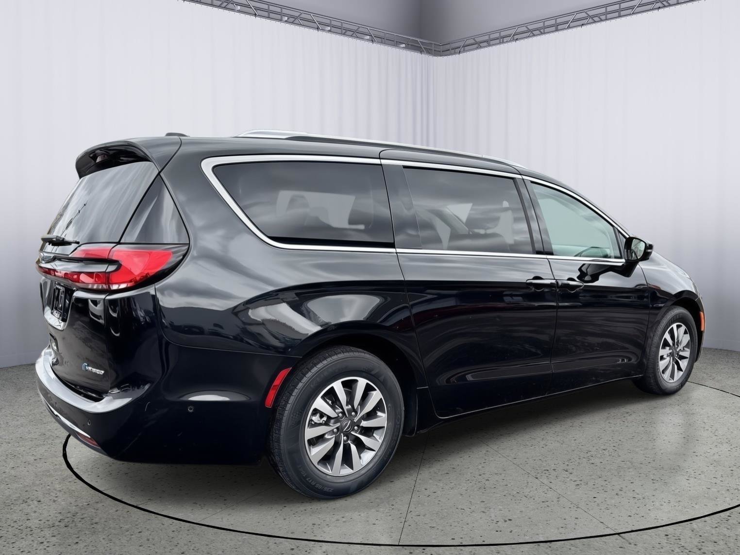 Used 2021 Chrysler Pacifica Touring-L image 6