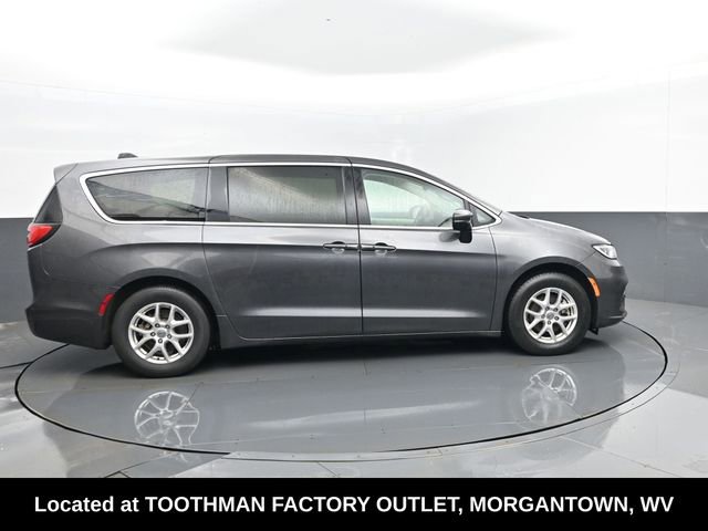 Used 2023 Chrysler Pacifica Touring-L image 4