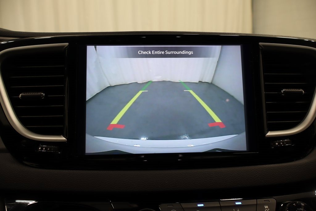 Used 2025 Chrysler Pacifica Select image 22