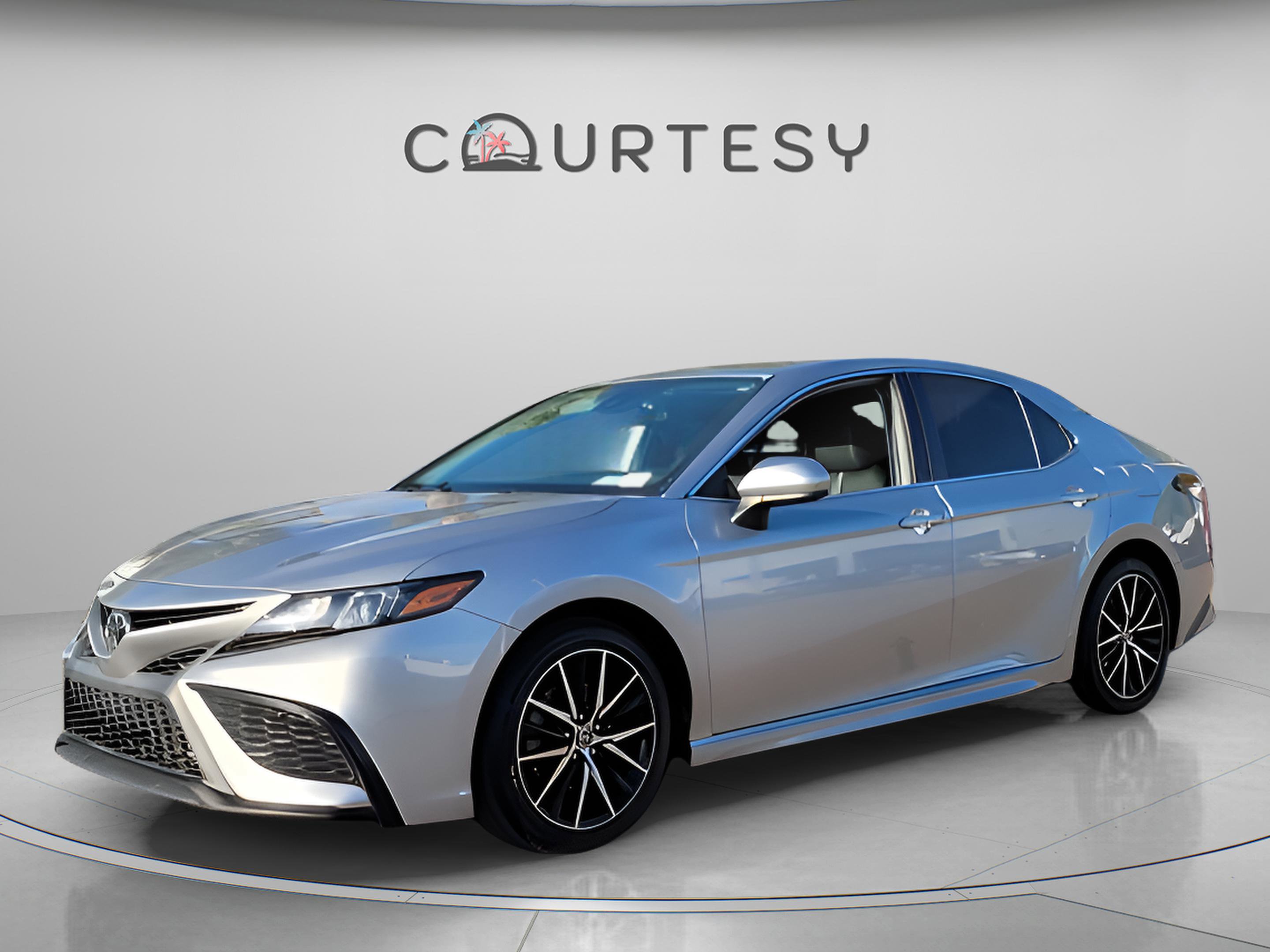 Used 2021 Toyota Camry SE image 1