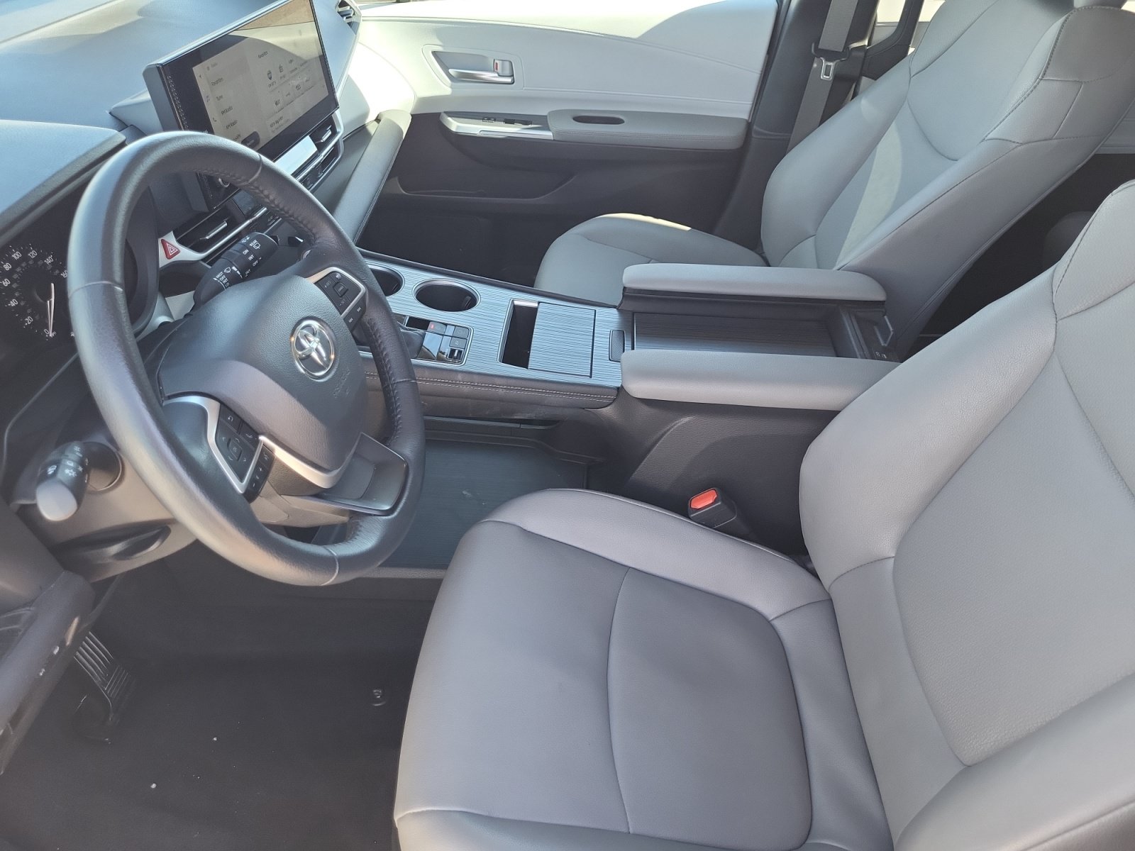 Used 2025 Toyota Sienna XLE FWD image 17