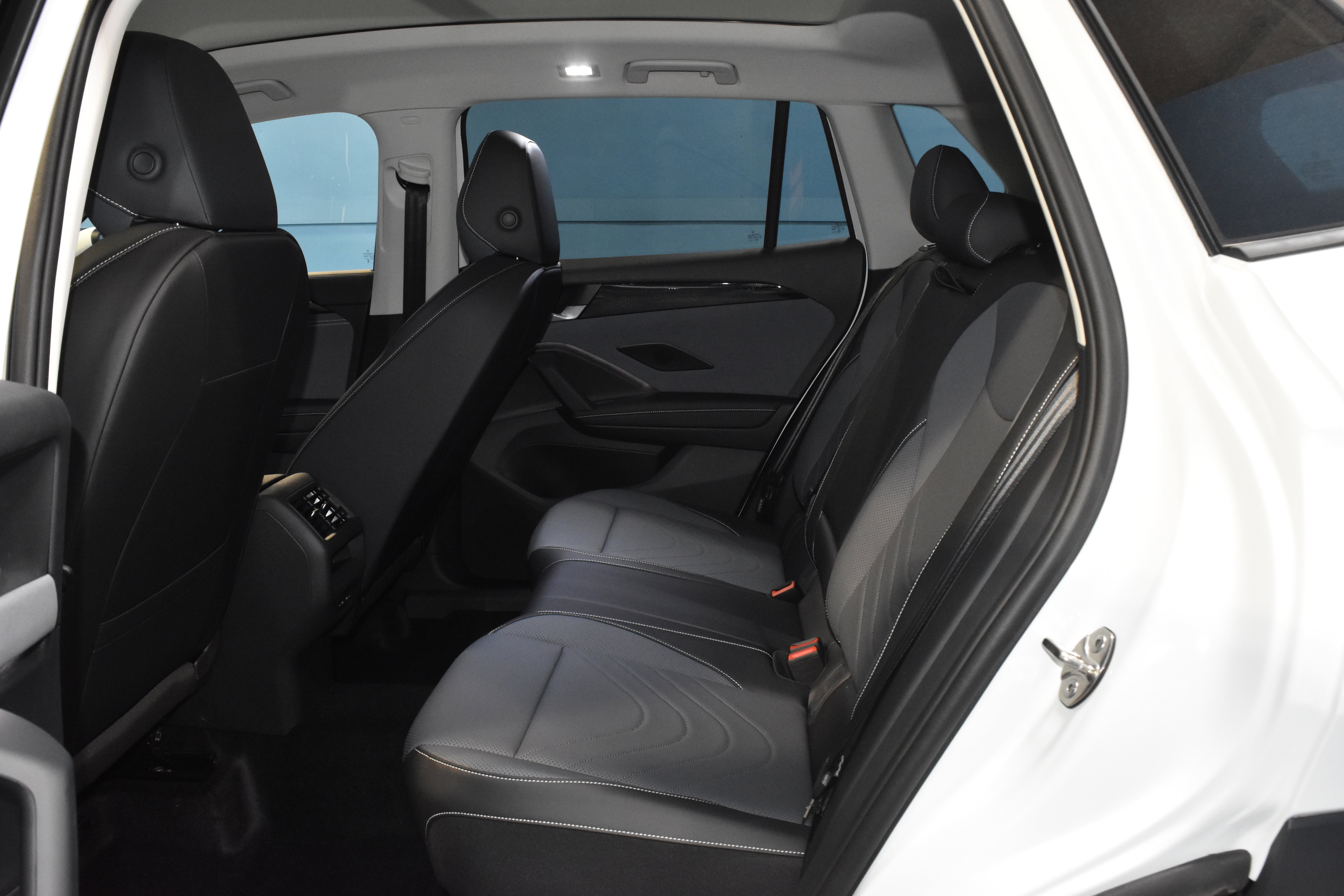 New 2026 Volkswagen Tiguan SE AWD/4WD image 16