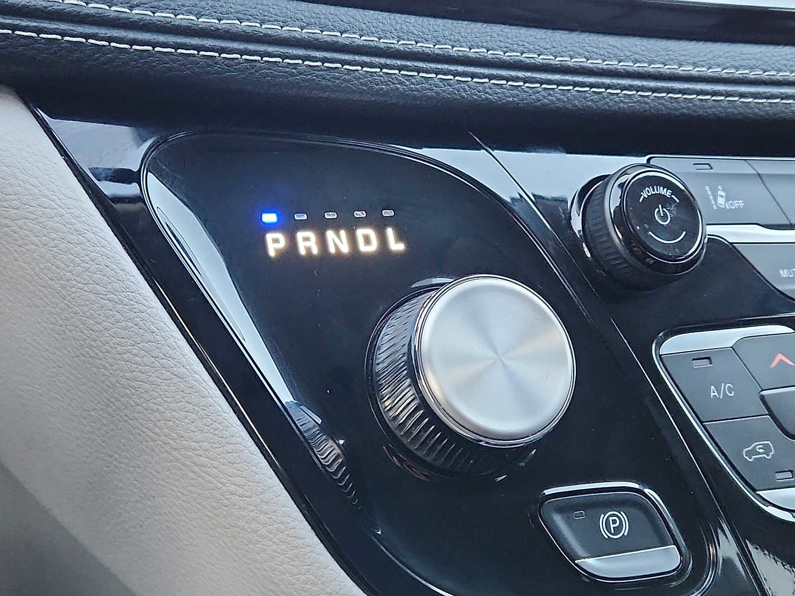 Used 2024 Chrysler Pacifica Select image 14