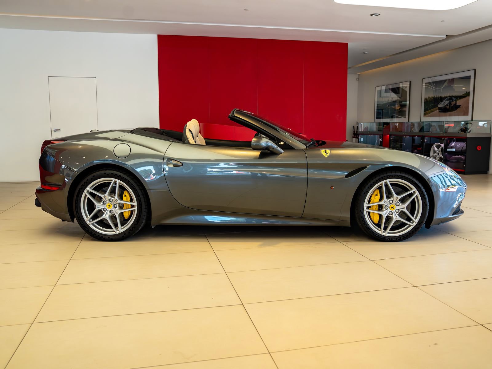Certified 2017 Ferrari California T RWD image 7
