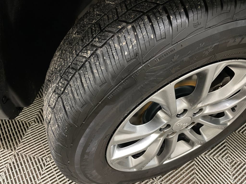 Used 2019 Jeep Cherokee Latitude Plus AWD/4WD image 46