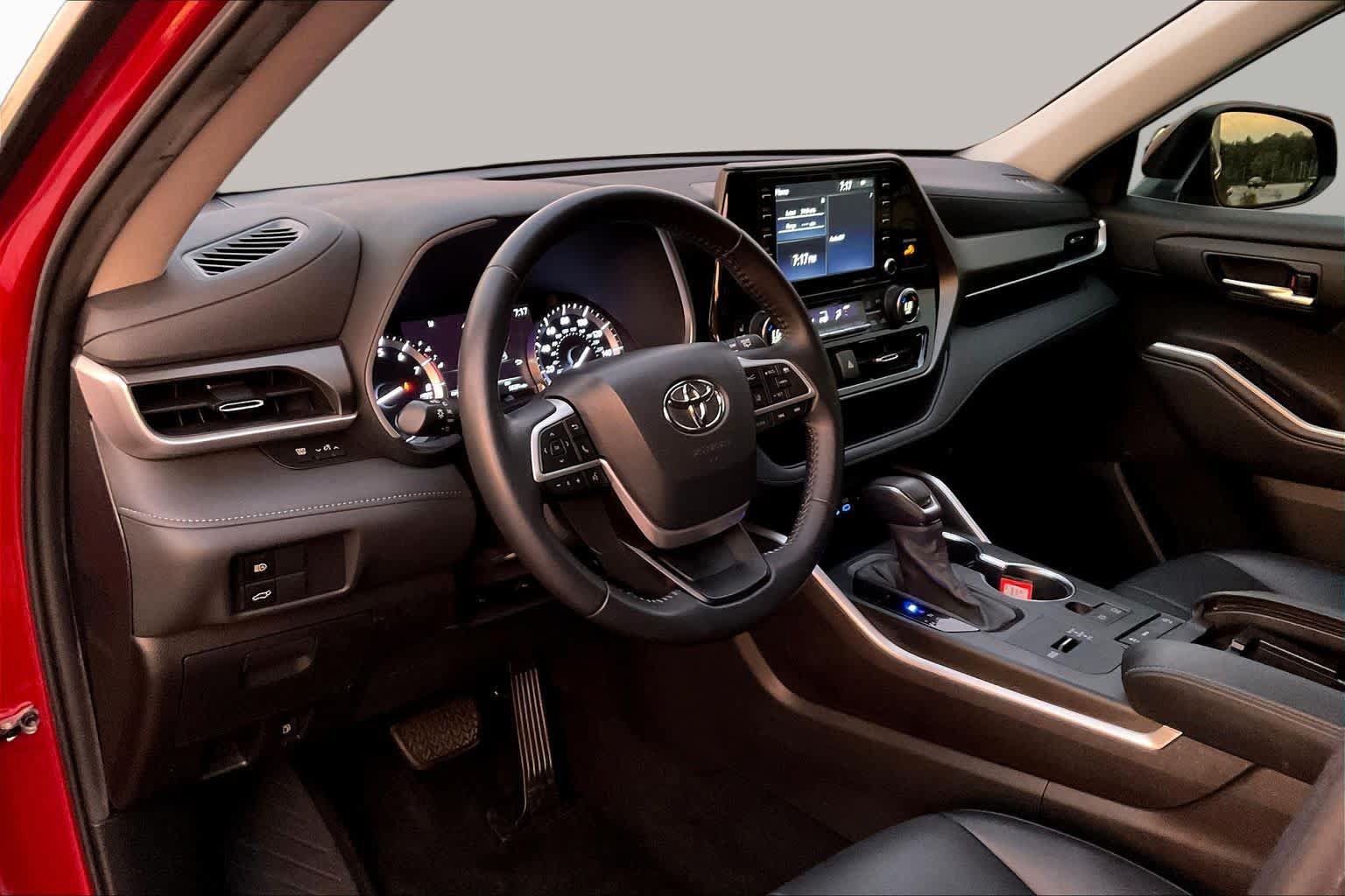 Used 2022 Toyota Highlander XLE FWD image 18