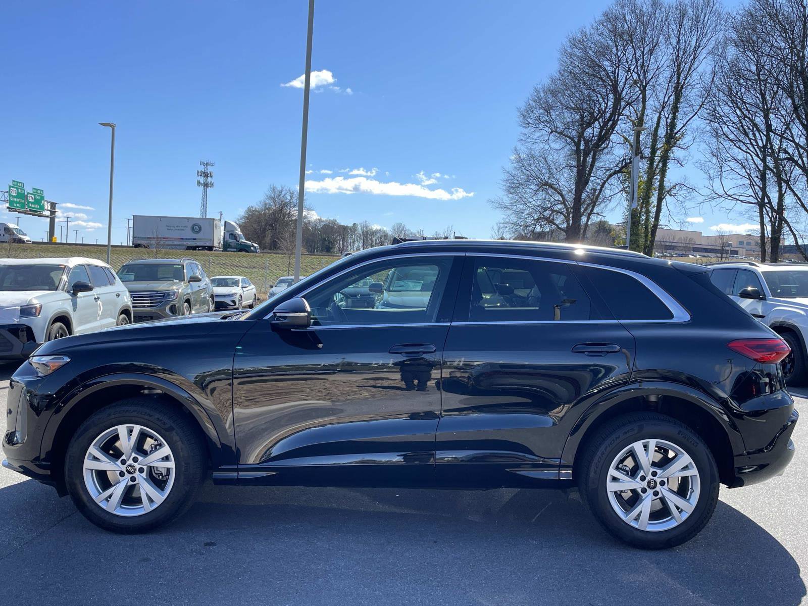 Used 2025 Audi Q5 Premium w/ Convenience Package image 4