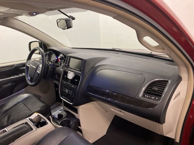Used 2013 Chrysler Town & Country Touring image 22