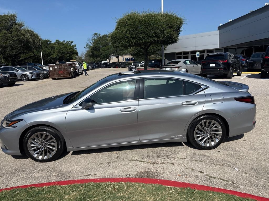 Certified 2022 Lexus ES 300h Ultra Luxury w/ Accessory Package 2 FWD image 2
