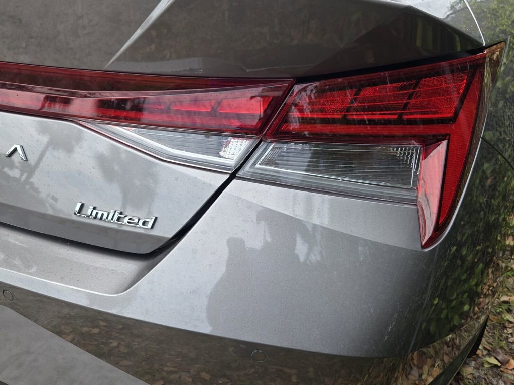 Used 2022 Hyundai Elantra Limited FWD image 6