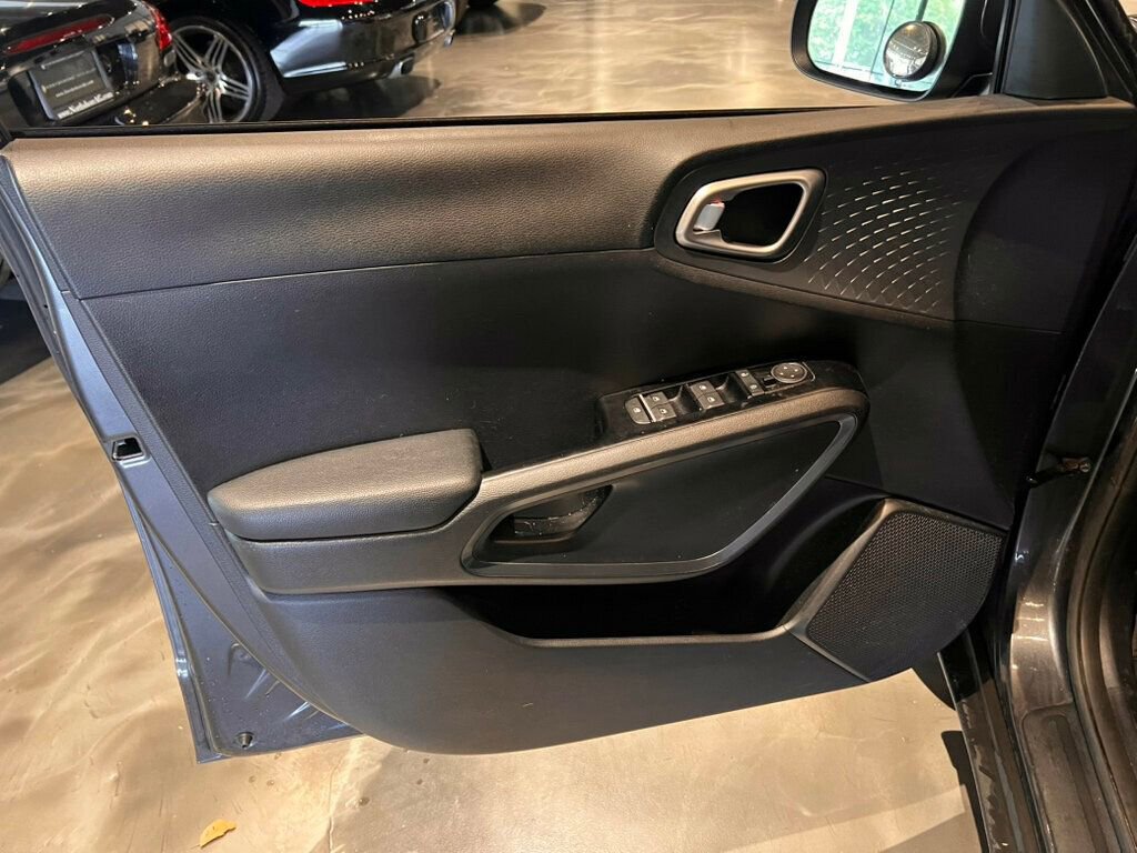 Used 2020 Kia Soul S FWD image 13