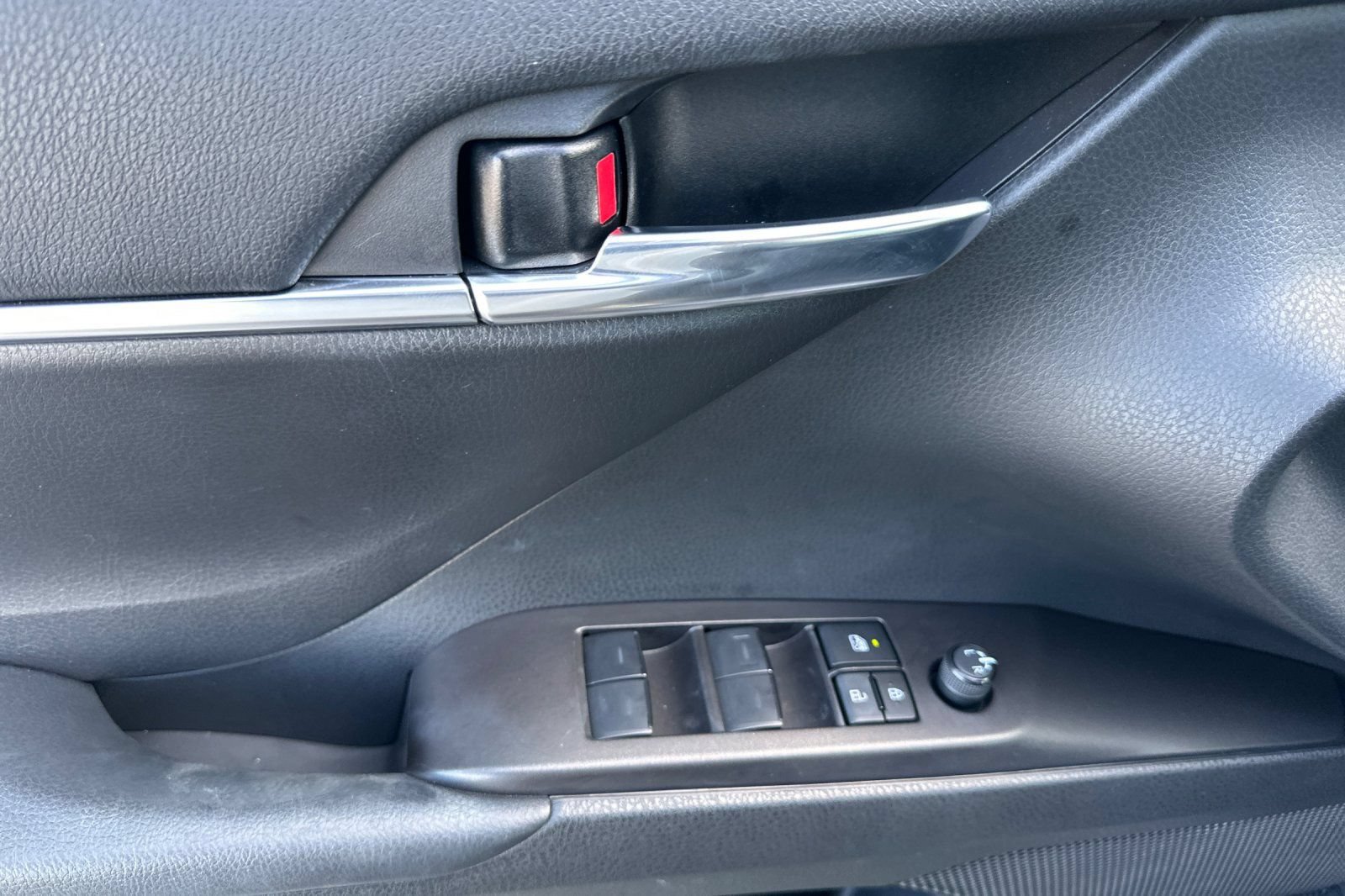Used 2024 Toyota Camry SE w/ Convenience Package FWD image 11