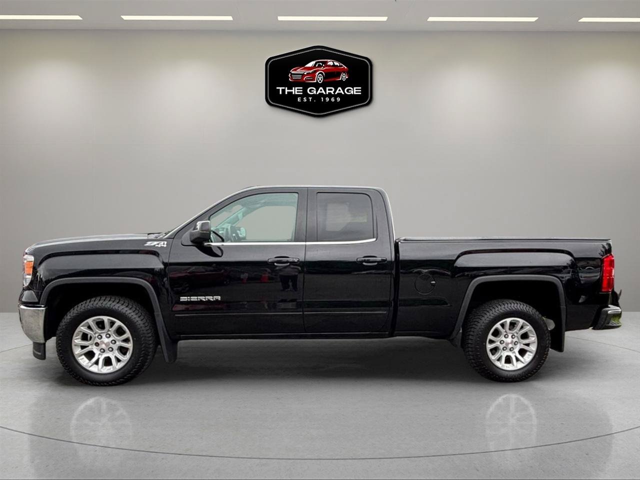 Used 2015 GMC Sierra 1500 SLE w/ SLE Value Package AWD/4WD image 2