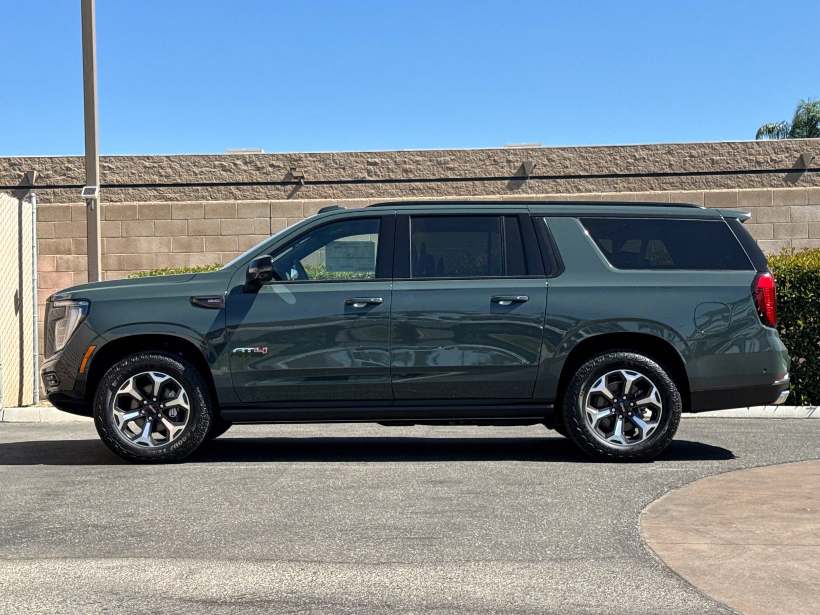 New 2026 GMC Yukon XL AT4 Ultimate AWD/4WD image 7