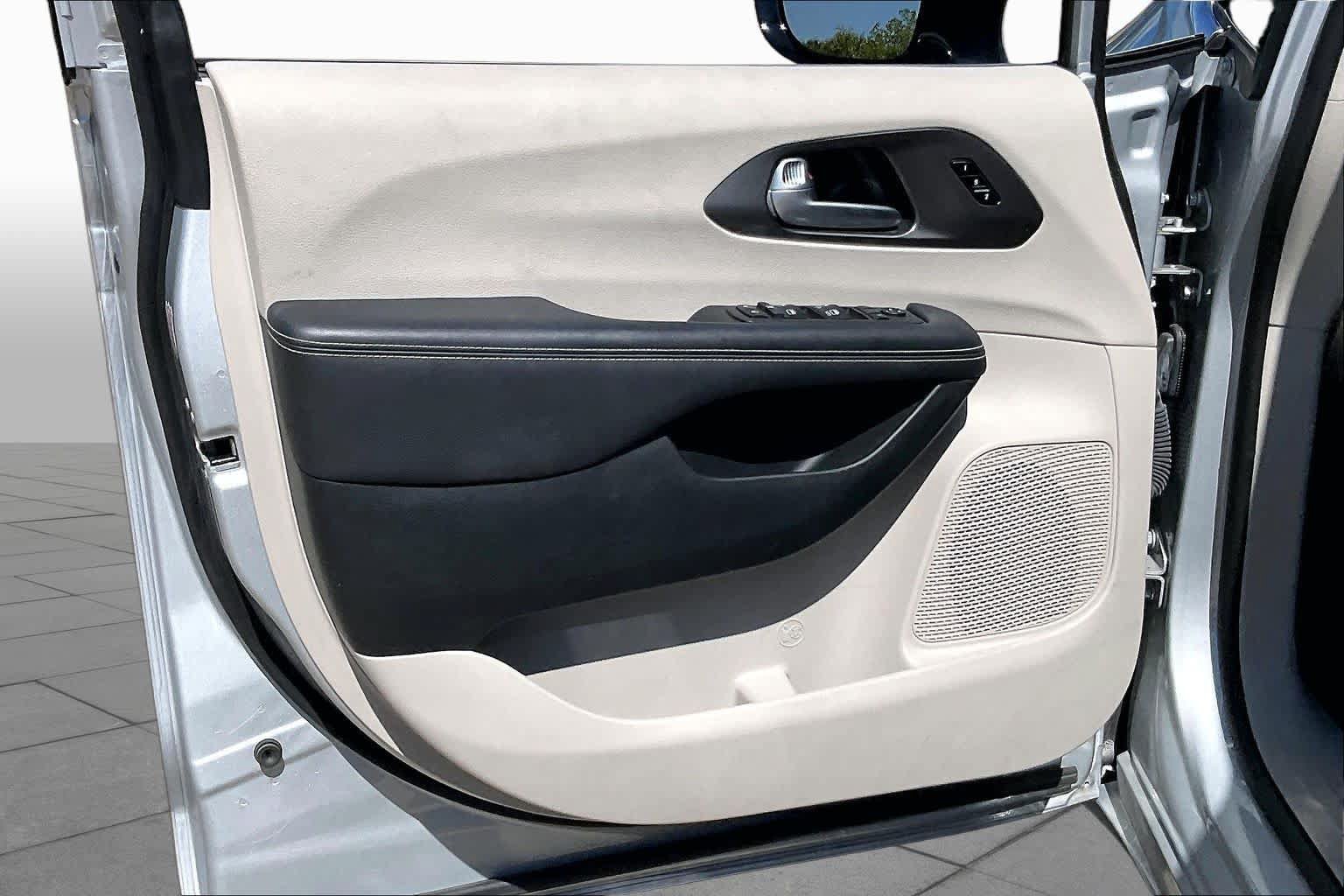 Used 2024 Chrysler Pacifica Touring-L FWD image 21