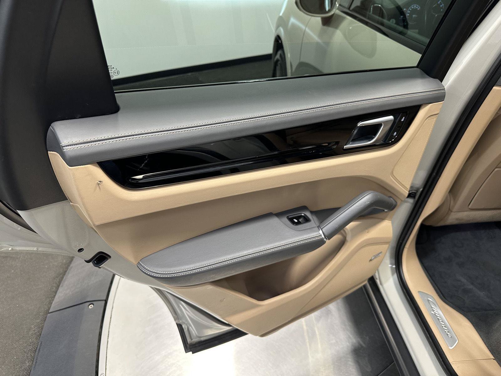 Used 2020 Porsche Cayenne AWD/4WD image 32