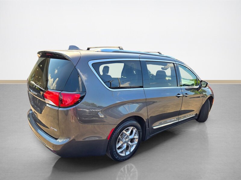 Used 2017 Chrysler Pacifica Limited FWD image 4