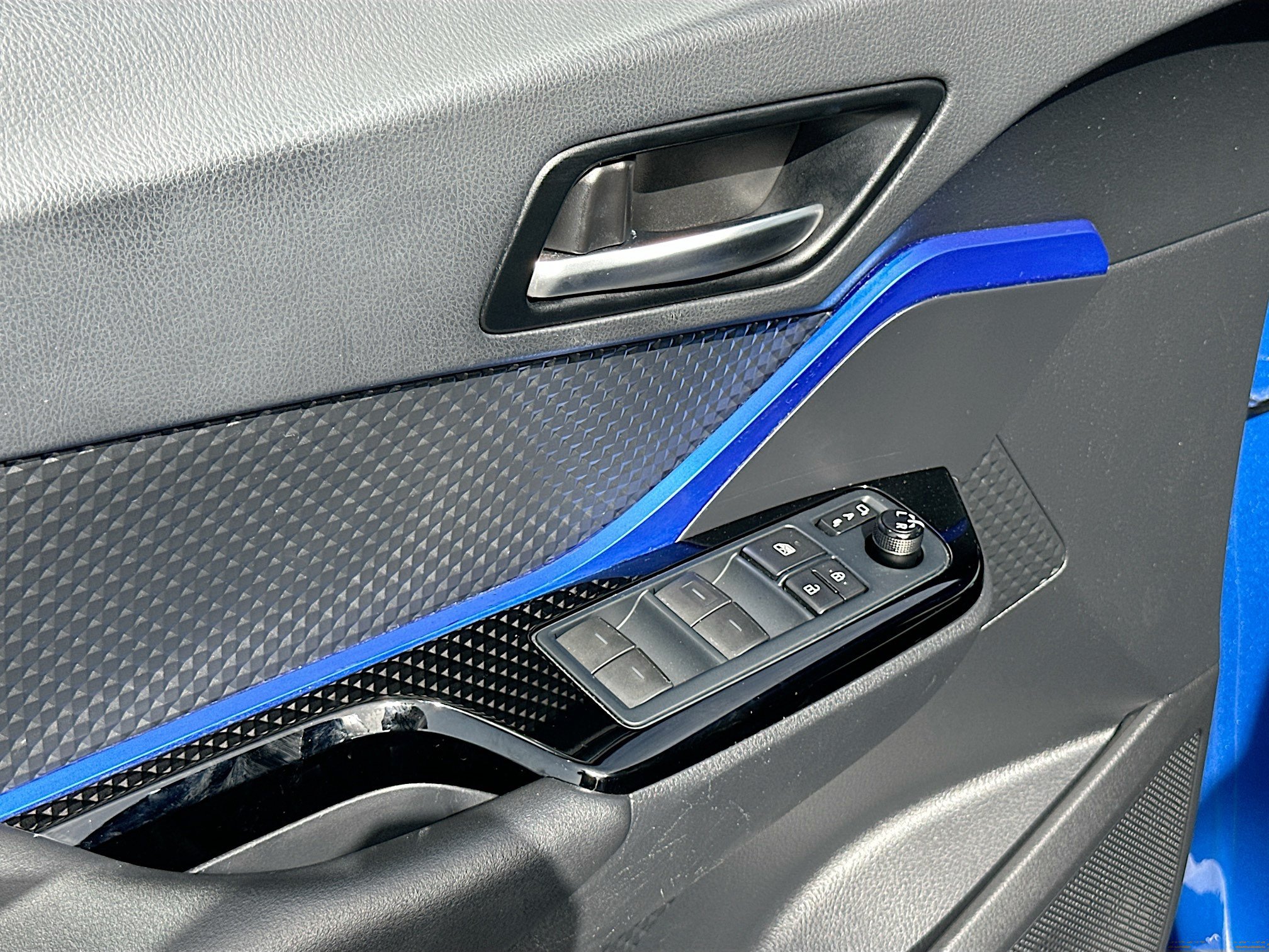 Used 2020 Toyota C-HR XLE FWD image 17
