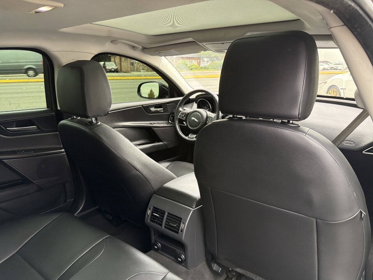 Used 2017 Jaguar XE RWD image 22