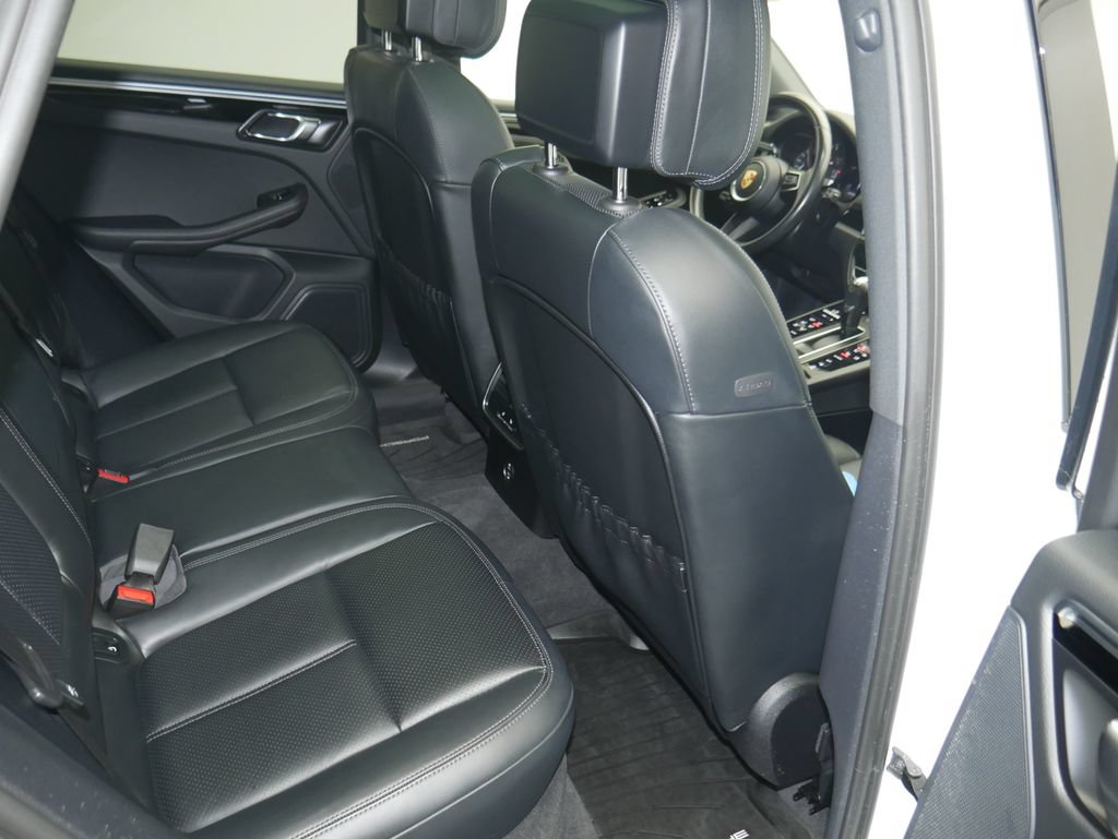 Certified 2023 Porsche Macan AWD/4WD image 28