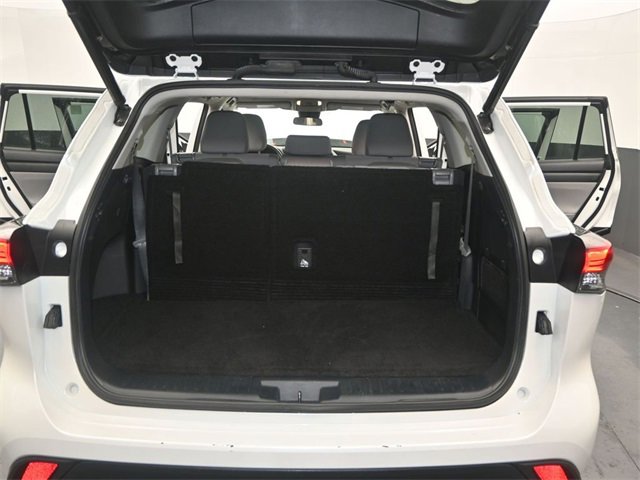 Used 2022 Toyota Highlander LE image 16