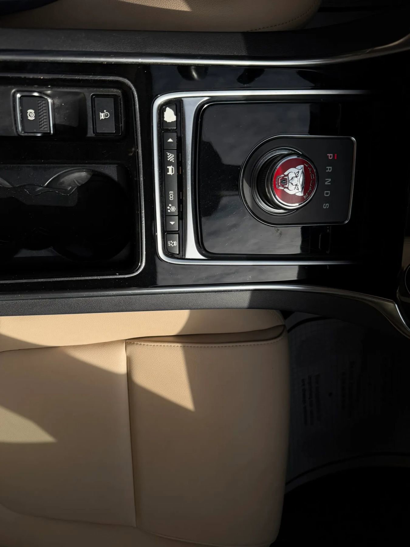 Used 2019 Jaguar XE Premium image 31