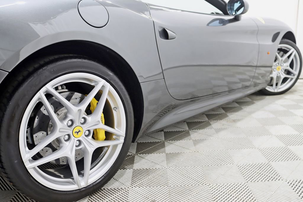 Used 2016 Ferrari California T image 12