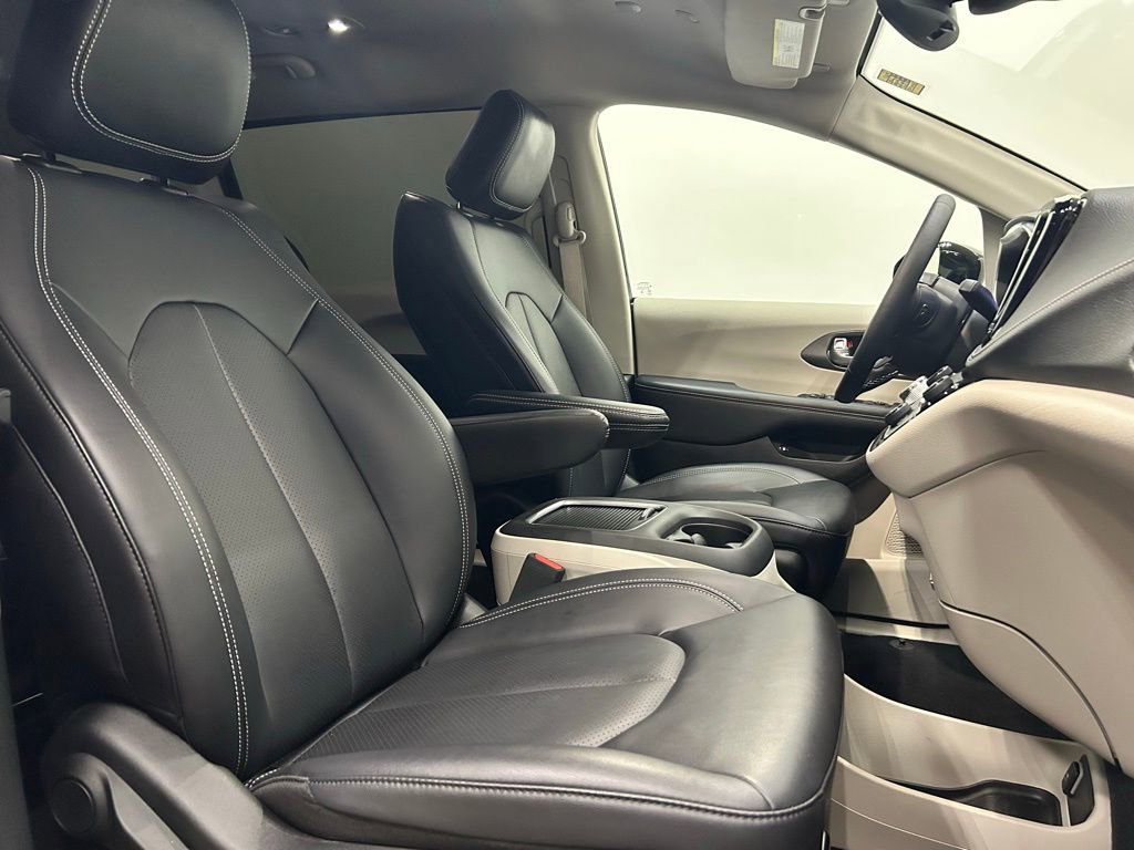 Used 2024 Chrysler Pacifica Select image 22