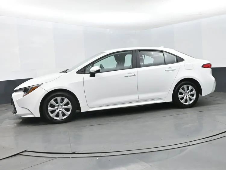 Used 2025 Toyota Corolla LE image 5