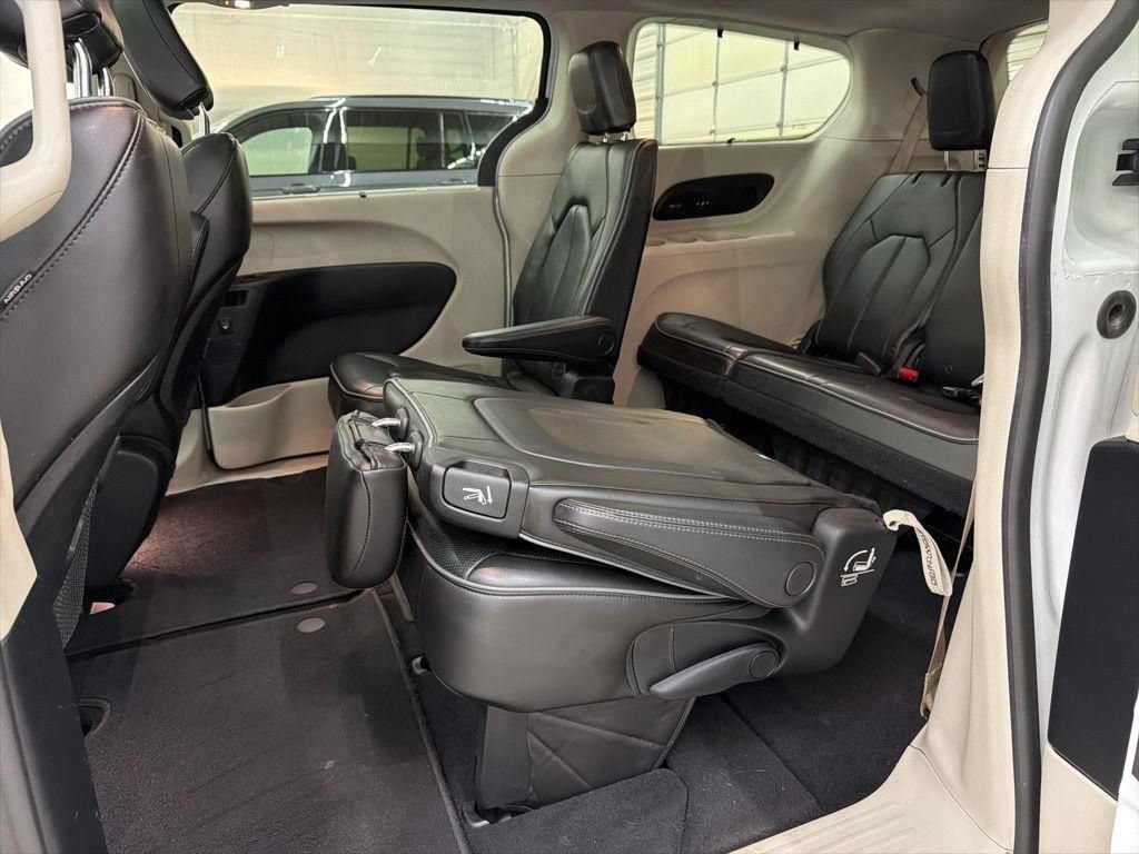 Used 2020 Chrysler Pacifica Limited FWD image 26