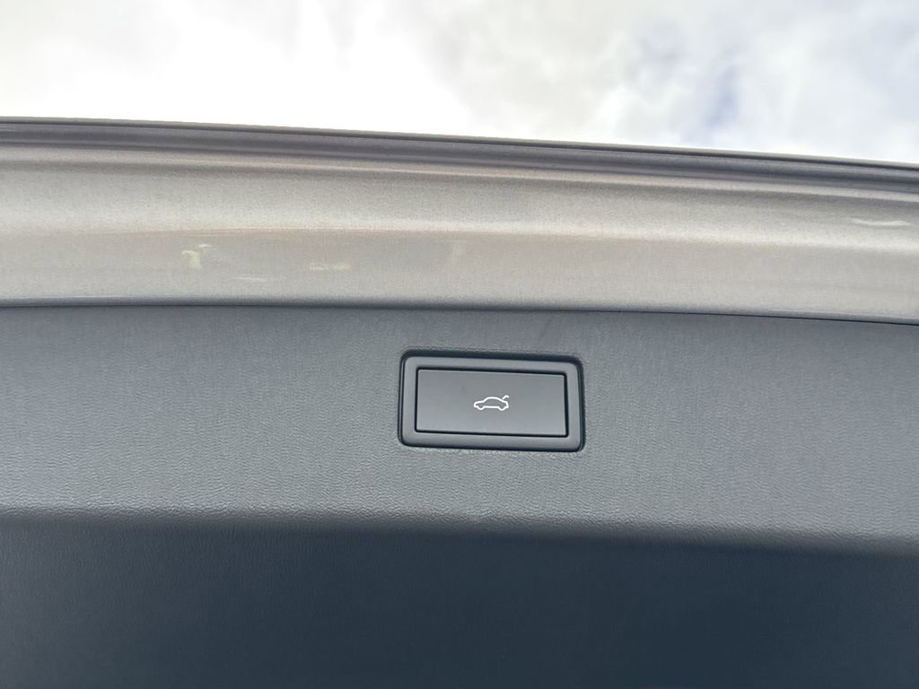 New 2025 Volkswagen Tiguan SE image 17