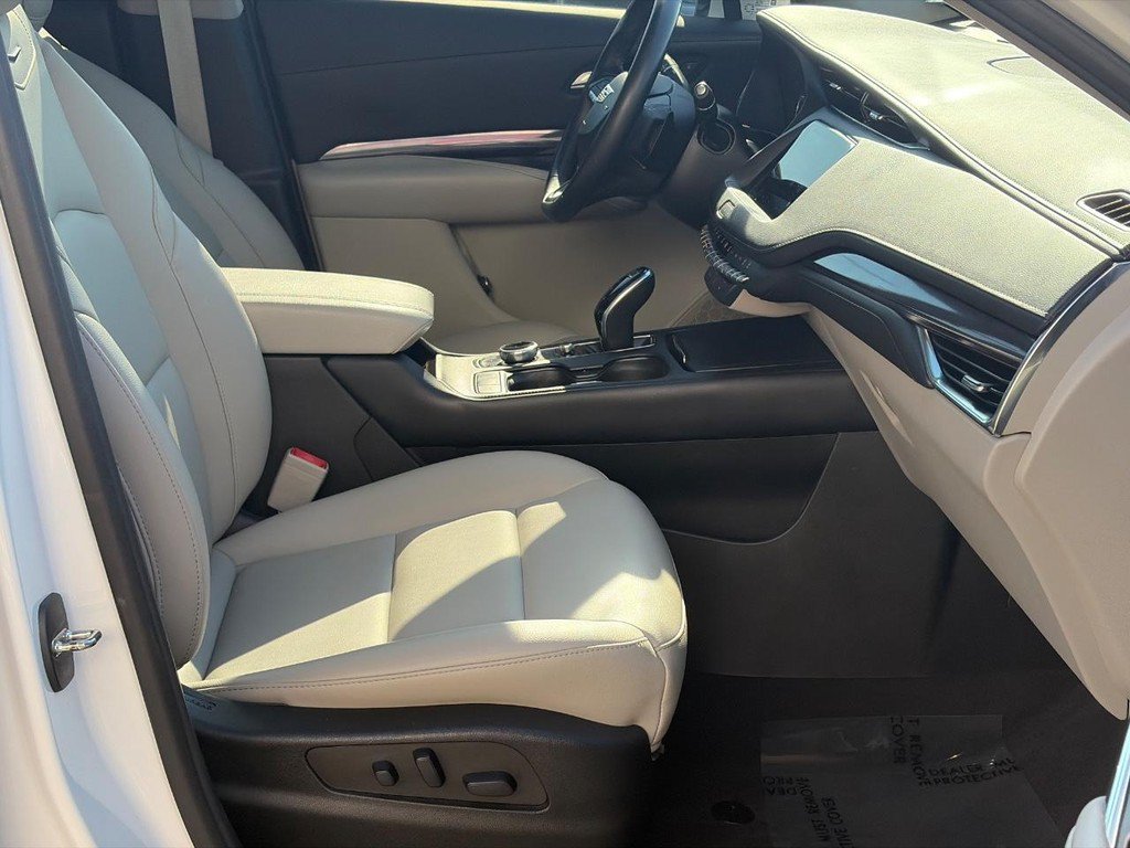 Certified 2022 Cadillac XT4 Luxury w/ Driver Awareness Package FWD image 16