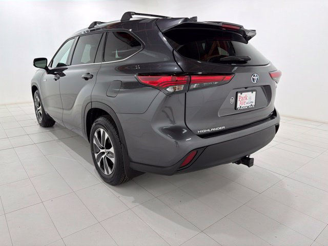 Used 2021 Toyota Highlander XLE AWD/4WD image 3