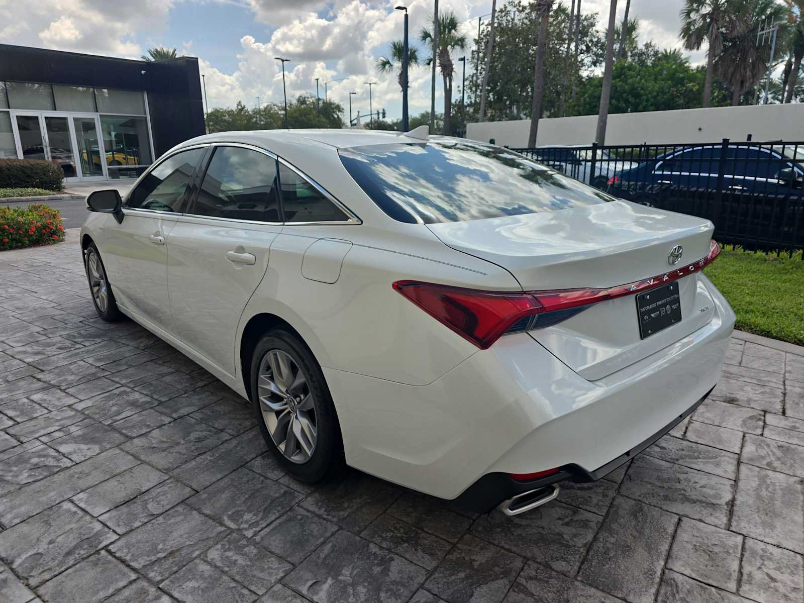 Used 2022 Toyota Avalon XLE w/ Moonroof Package FWD image 8